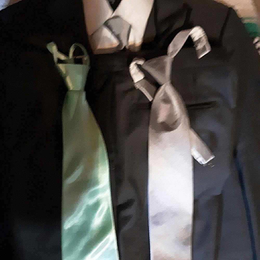 Kenneth cole 3 piece suit and 3 ties